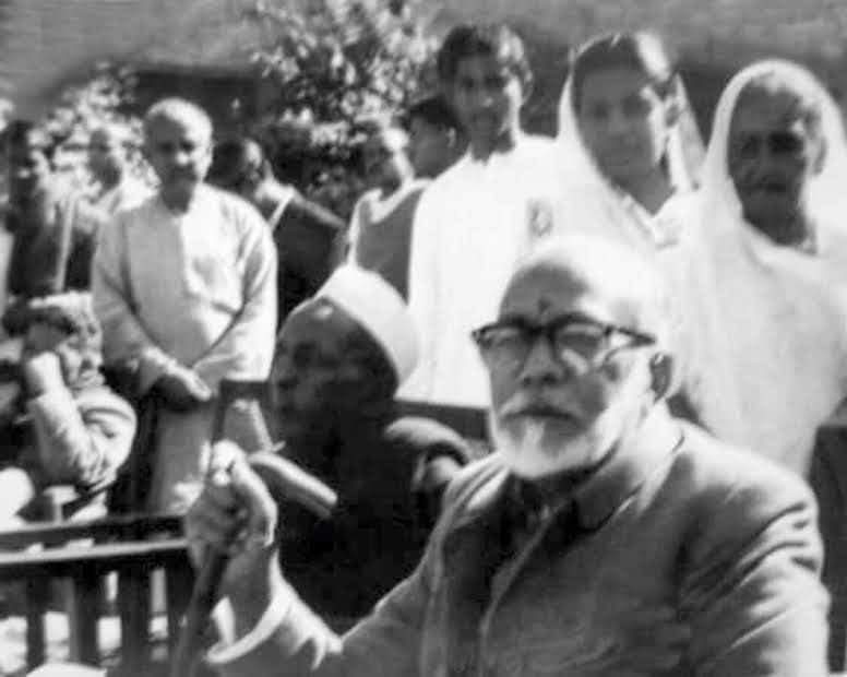 Guru Maharaj with a group
